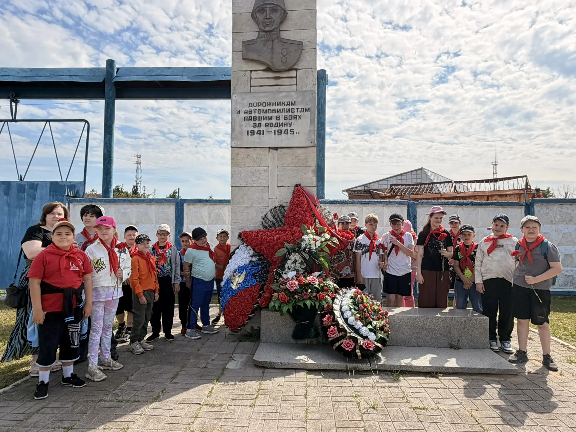 Сегодня наши воспитанники вместе с воспитателями отправились к памятнику воинам-земляка...