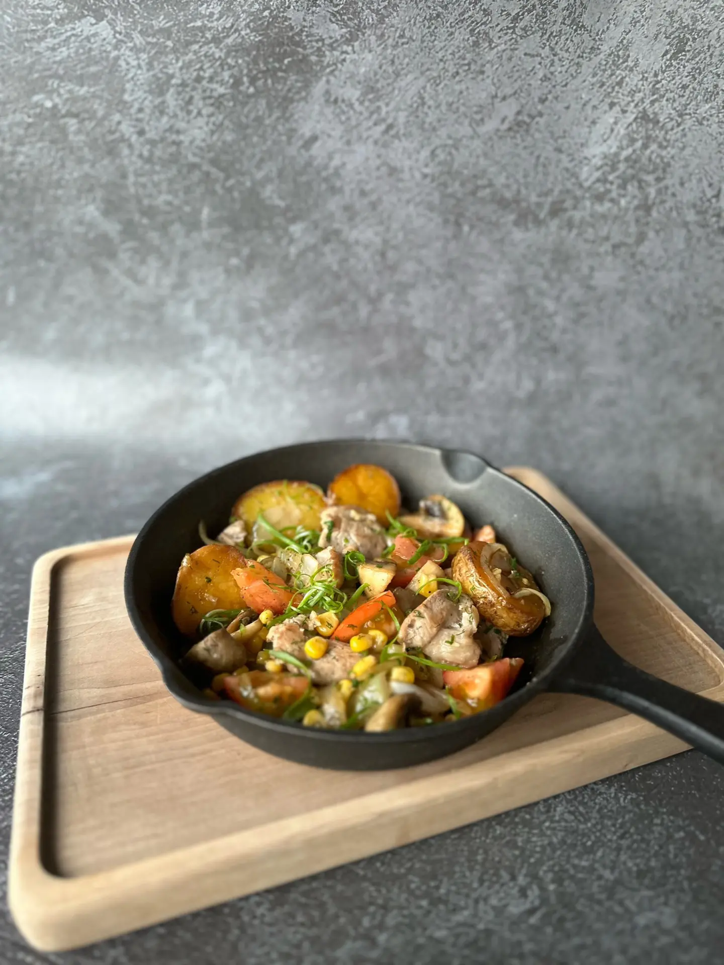 Сытно и вкусно♥️

🥩 Жаркое со свининой.
Свинина, грибы шампиньоны, лук репчатый, томаты свежие, кук