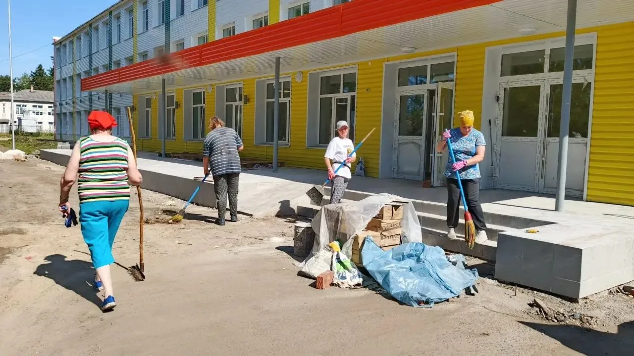 Готовимся к встрече с учениками: школьная территория преображается! ☀️

Сегодня наш коллектив вышел 