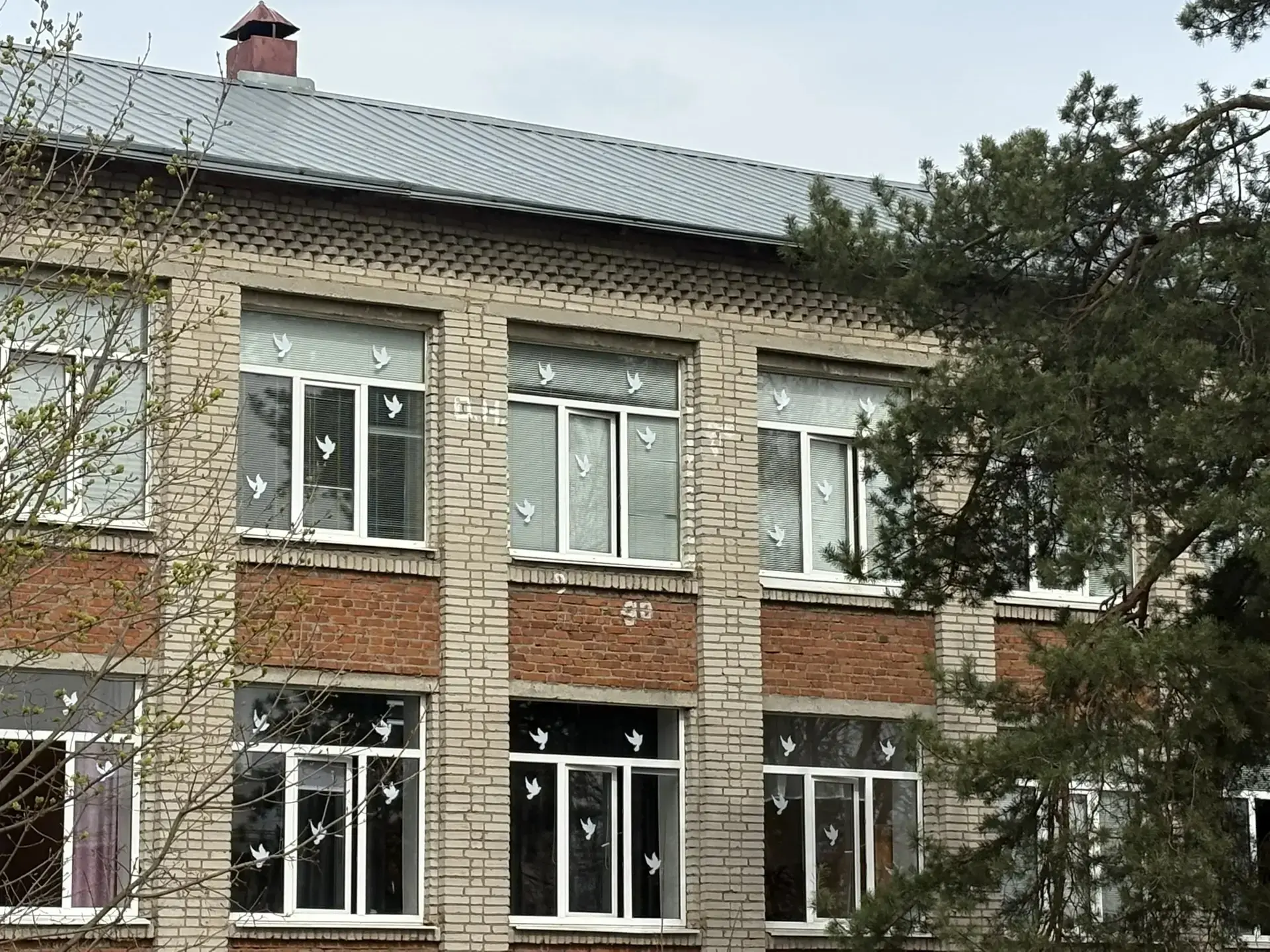 🎗️ Окна Победы: наша память — в каждой детали 🕊️  С 20 апреля наша школа присоединилась к Всероссийс