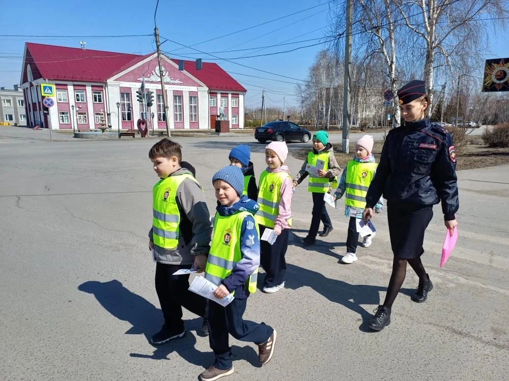 🚦Сегодня наши маленькие юидовцы школьного отряда "Свои"совместно с инспектором по проп...