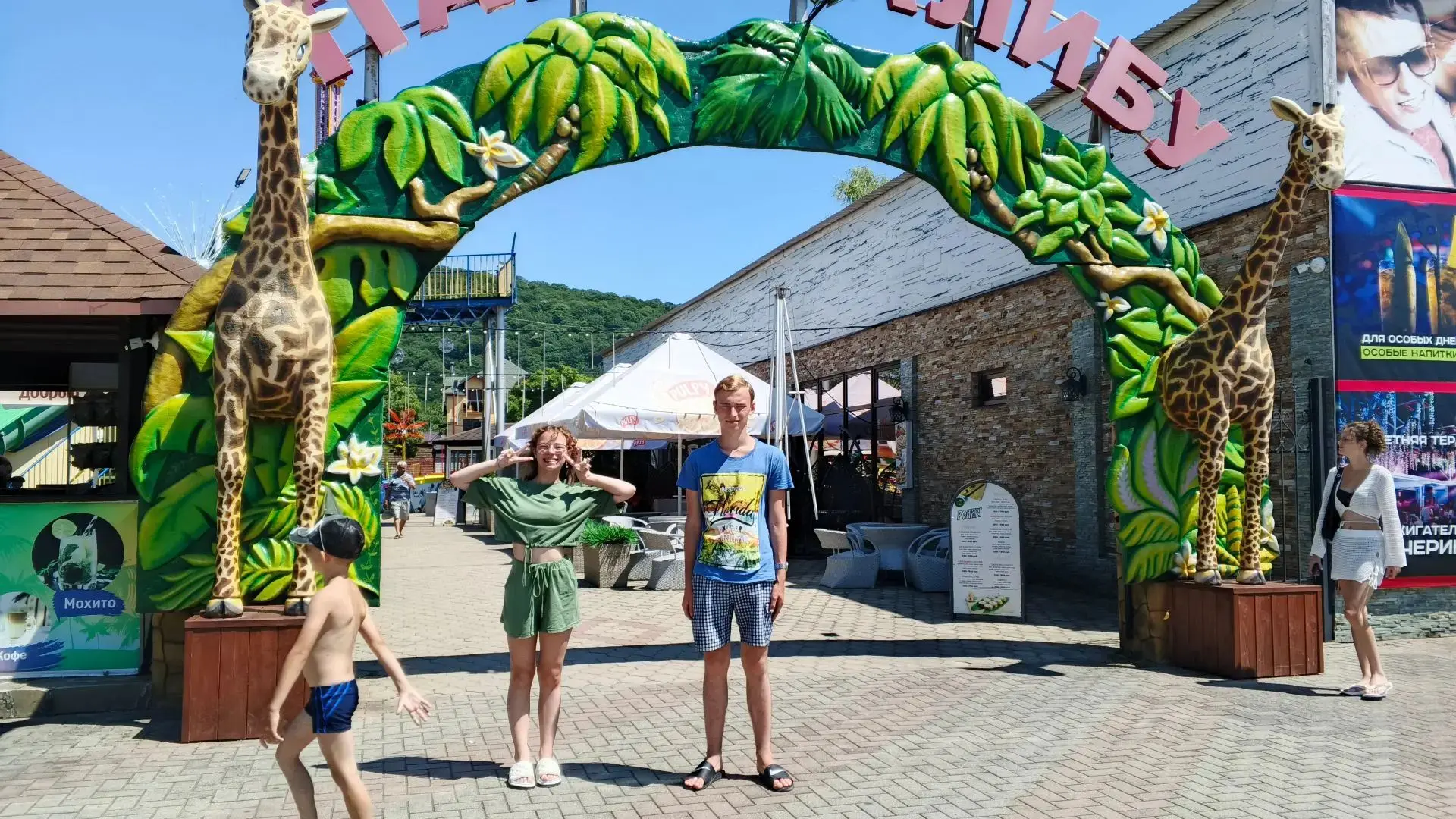 Летний отдых...

🌞🌞🌞 На каникулах можно отлично провести  отдых с родителями, отдыхая на море...
