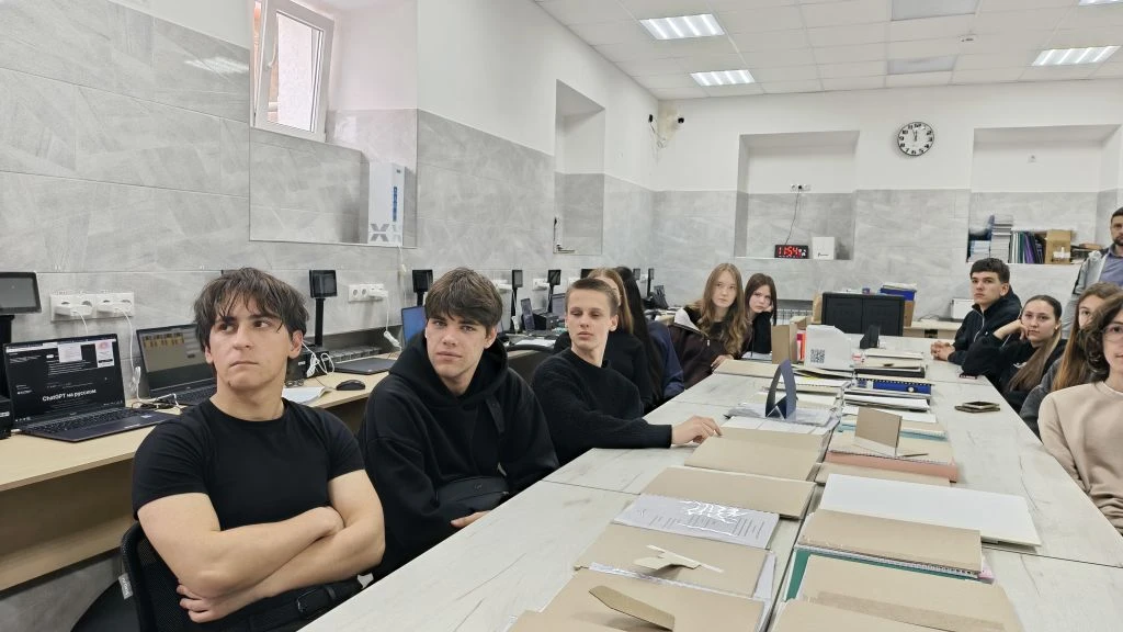 Сегодня в Романовском колледже индустрии гостеприимства — важный кинопоказ и обсуждение!  ❗️ Тема: «