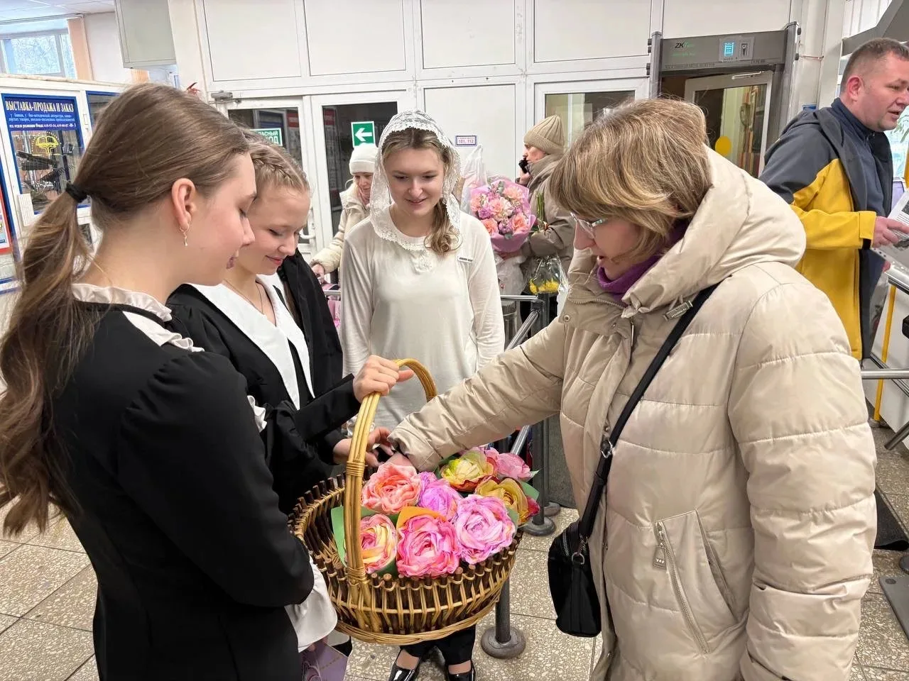 🌸 Активисты Движения Первых и волонтёры отряда «РИТМ» подарили учителям праздник!🌷  На этой неделе н