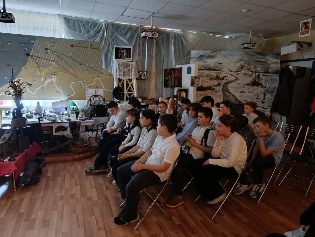 Продолжаем идти Дорогами Победы!  🎗️Сегодня 5 «З» класс, вместе с классным руководителем Зайцевой А.