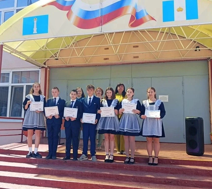🎓 Ещё один учебный год — в копилке школьной жизни. 22 мая в 1 корпусе прошли итоговые линейки для уч