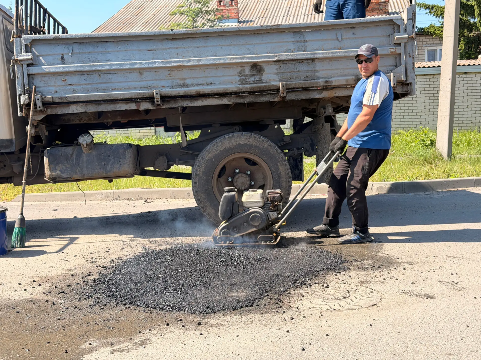 🚧 Ямочный ремонт стартовал в Южноуральске: горячий асфальт для качественных дорог!

Сегодня на улиц
