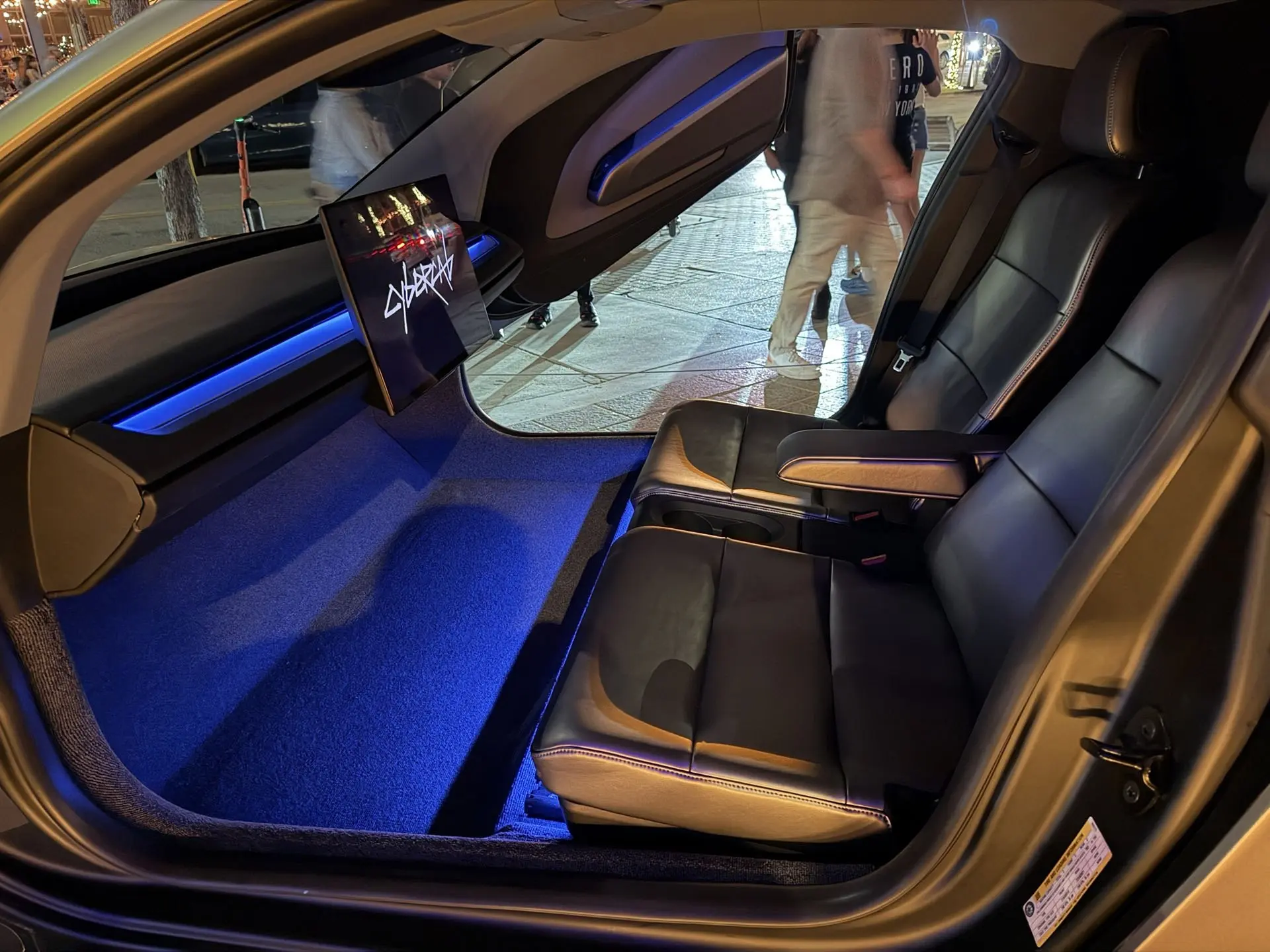 🔥 Tesla начала новую эру такси - без водителя, руля и педалей