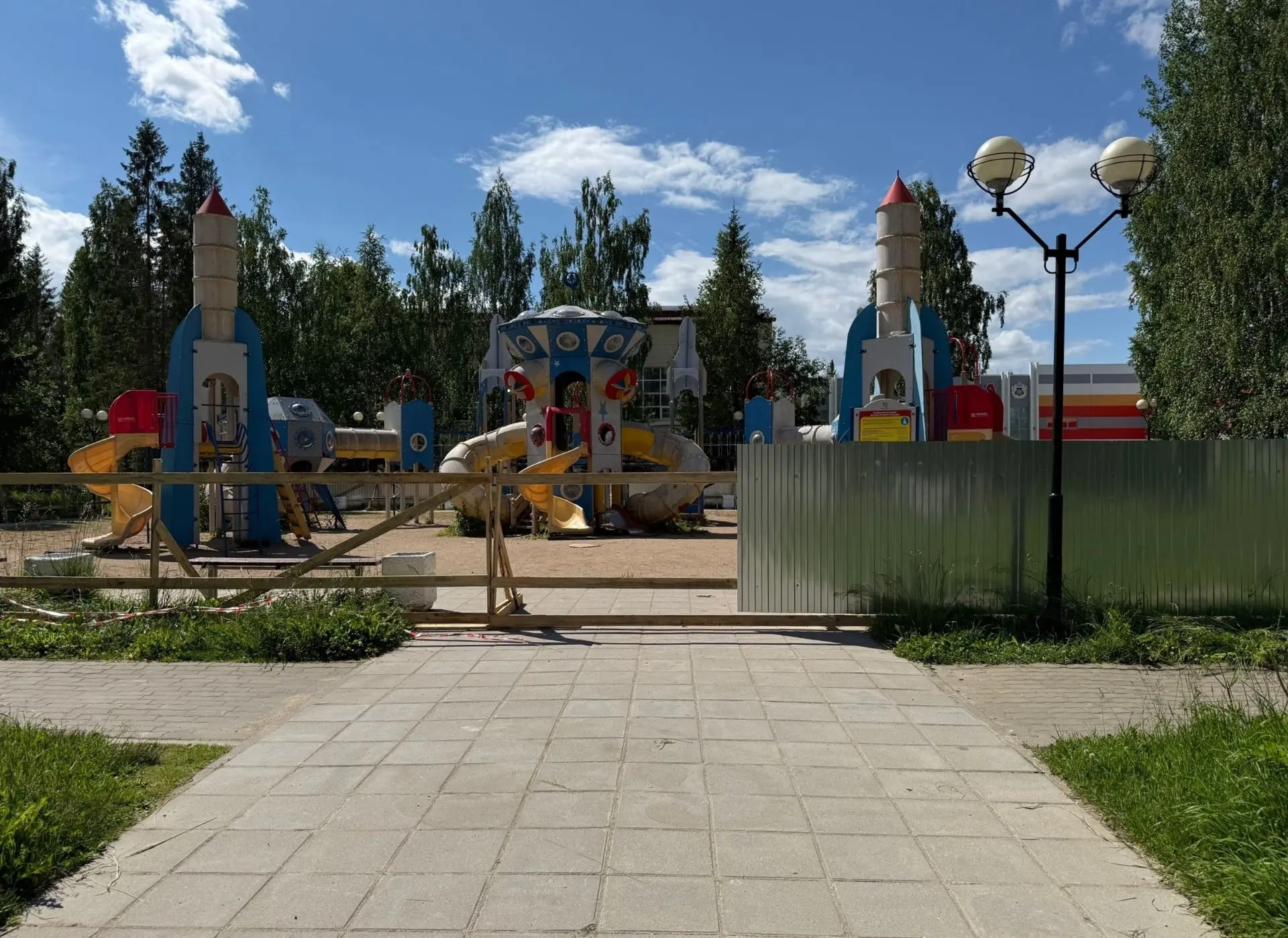 В городском парке Мирного приступили к благоустройству детской площадки🛠️

🏆В 2025 г. территория п