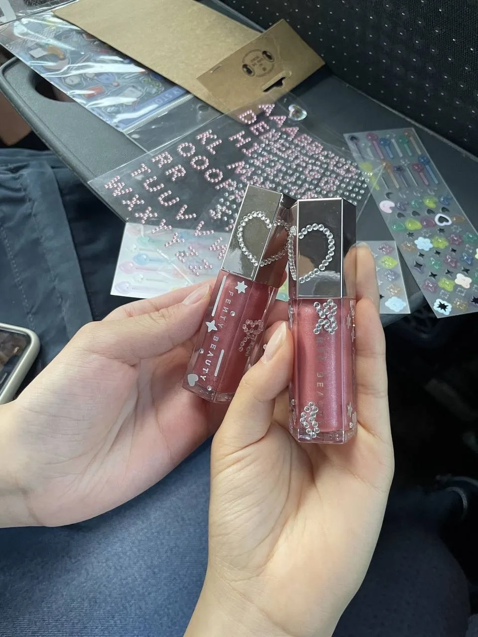 Украшение косметики стразами💄

Что нужно: 
• косметика с гладкой упаковкой
• стразы (стеклянные или