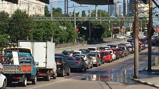 Пробка в пять километров заблокировала движение на Московском проспекте в Воронеже
