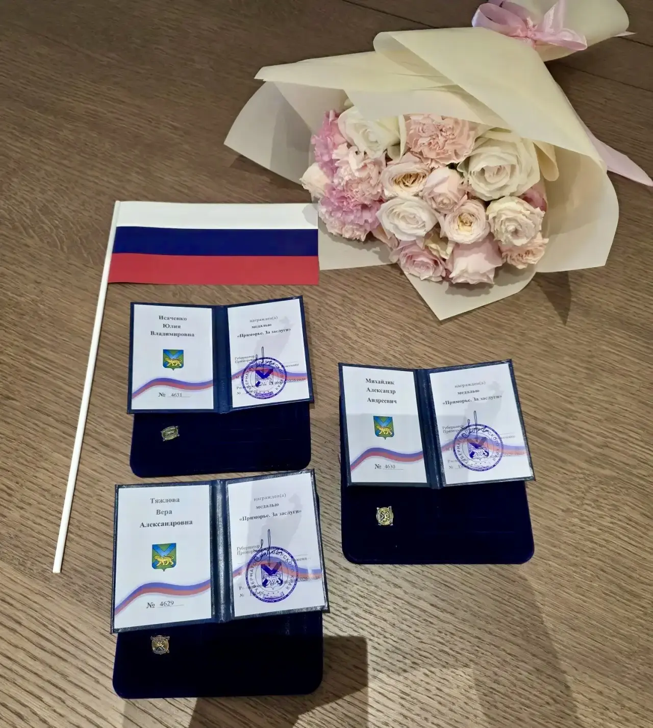 Вчера, в День России, состоялась церемония награждения заслуженных жителей Приморского края.

Торжес