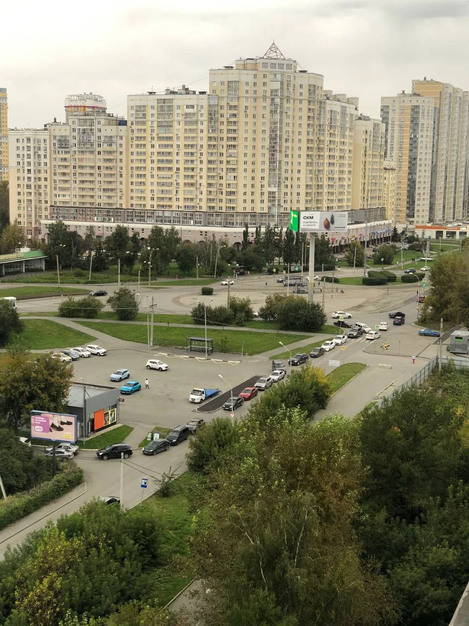 На Ботанике на АЗС Лукойл № 66469 бензин не заканчивается уже вторые сутки, очередь на ...