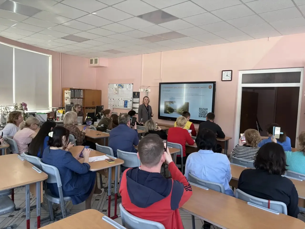 📌На днях в школе прошла лекция для педагогов на тему "Экзамены: как поддержать ребёнка".  📚Экзамены 