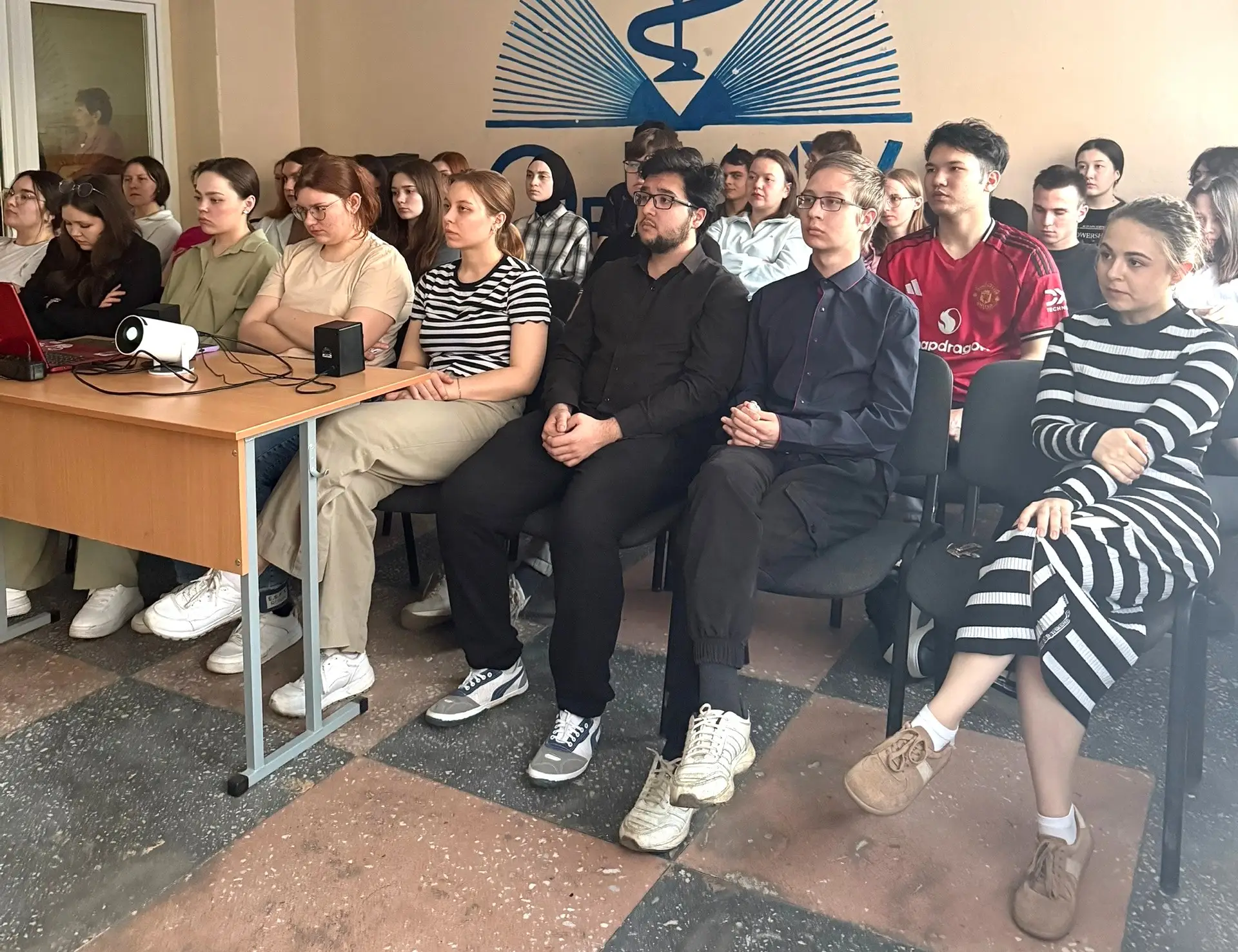 В общежитиях ОрГМУ обсуждают документальный фильм Андрея Медведева «Предательство»   Картина, показа