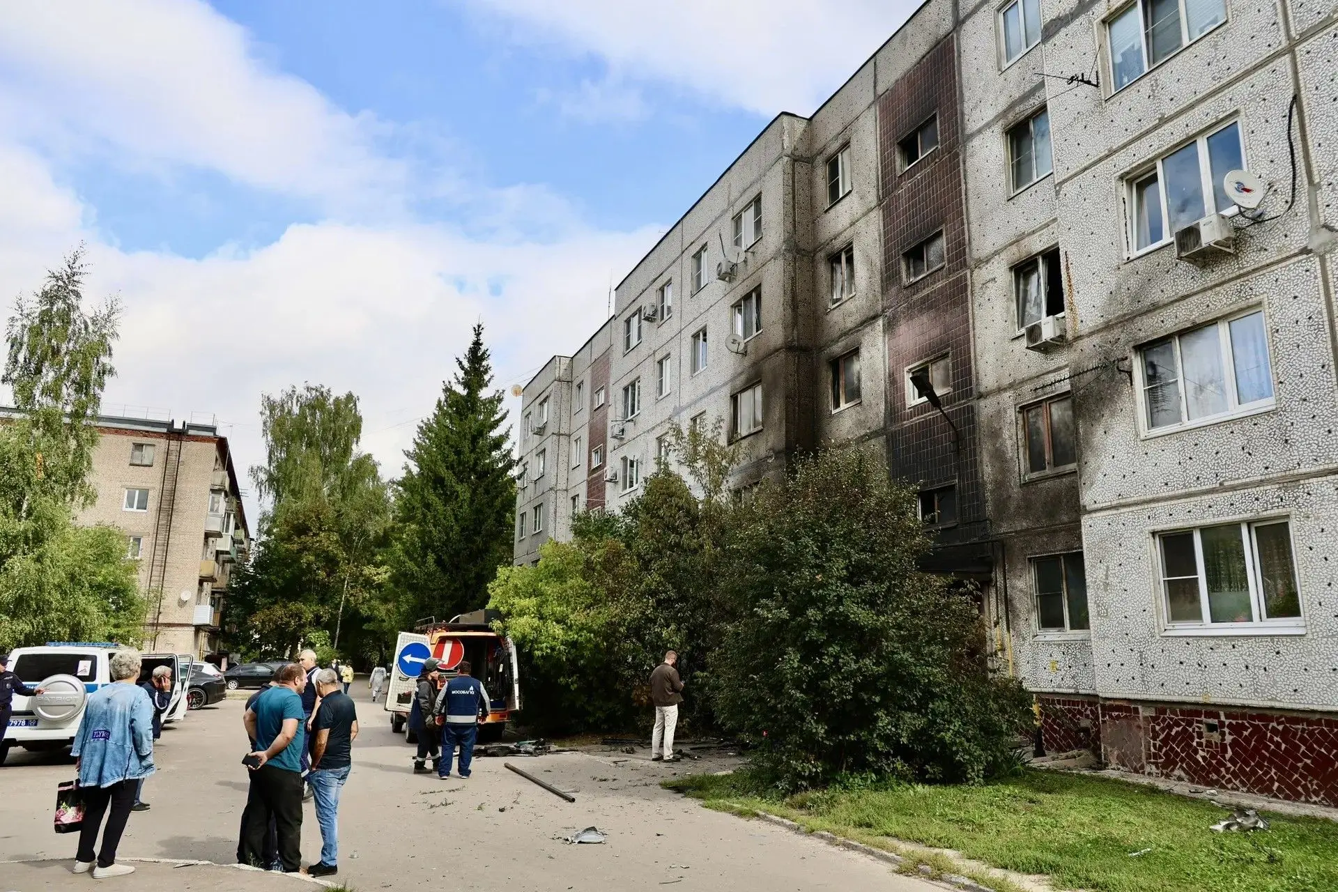 В Павловском Посаде оперативно устраняют последствия повреждения жилого дома БПЛА