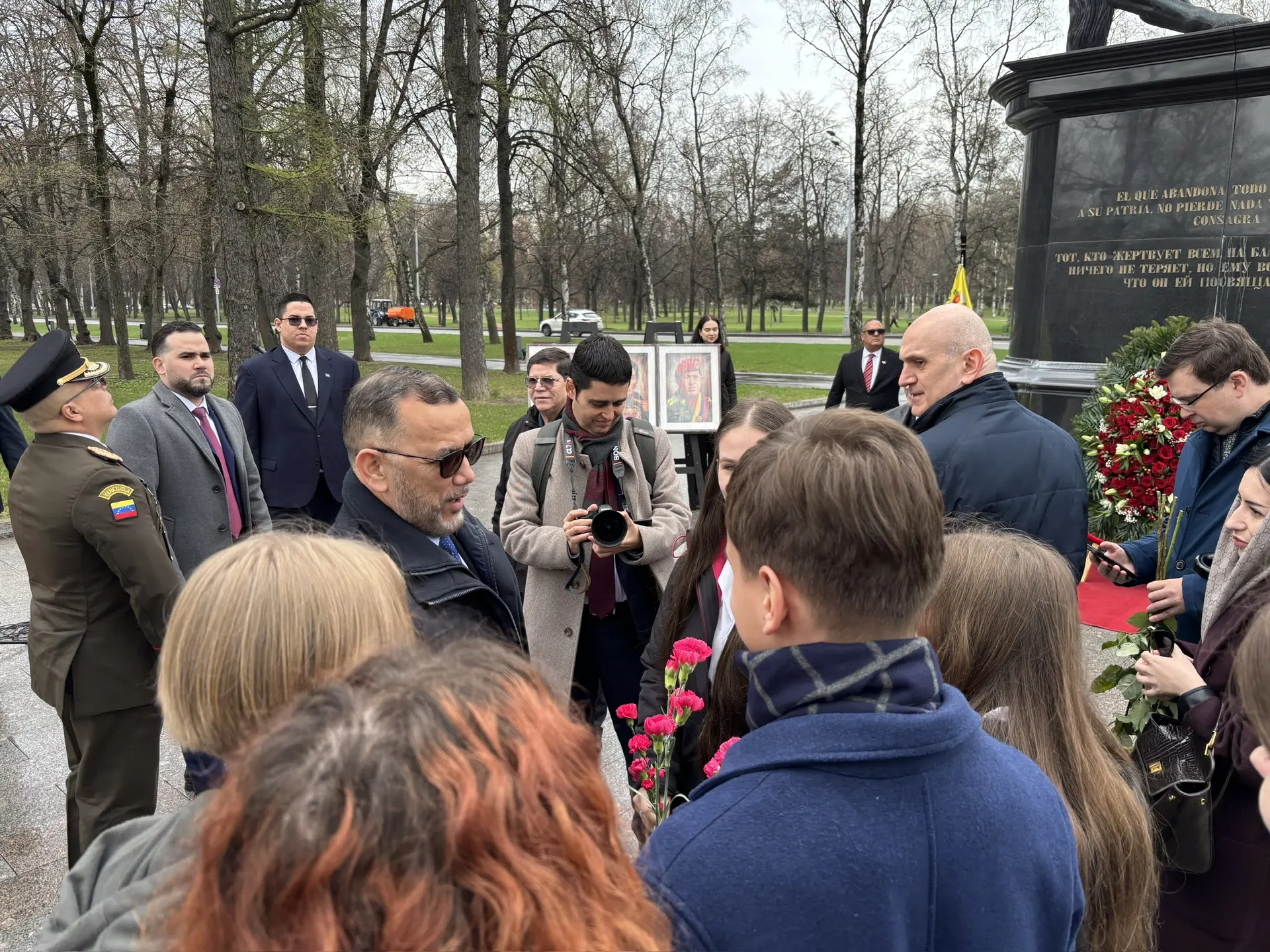 🕯️ Возложение цветов к памятнику Симону Боливару  17 апреля учащиеся основного корпуса нашей школы п