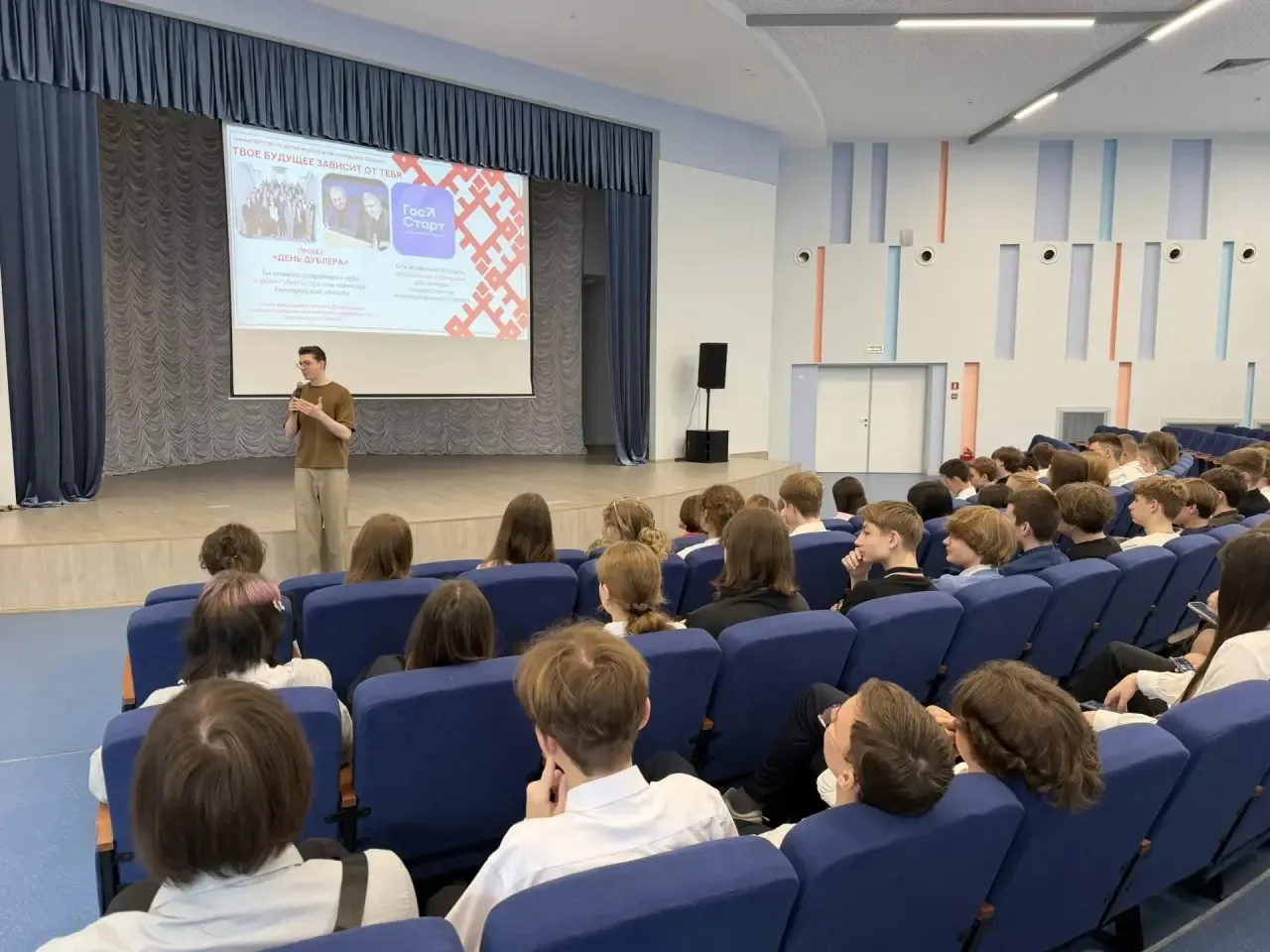 🌟 ТОРЖЕСТВЕННАЯ ЦЕРЕМОНИЯ ПОДНЯТИЯ ФЛАГА: ГОРДОСТЬ, ДОСТИЖЕНИЯ И НОВЫЕ ВОЗМОЖНОСТИ! 🇷🇺🏛️🌟  Сегодня в