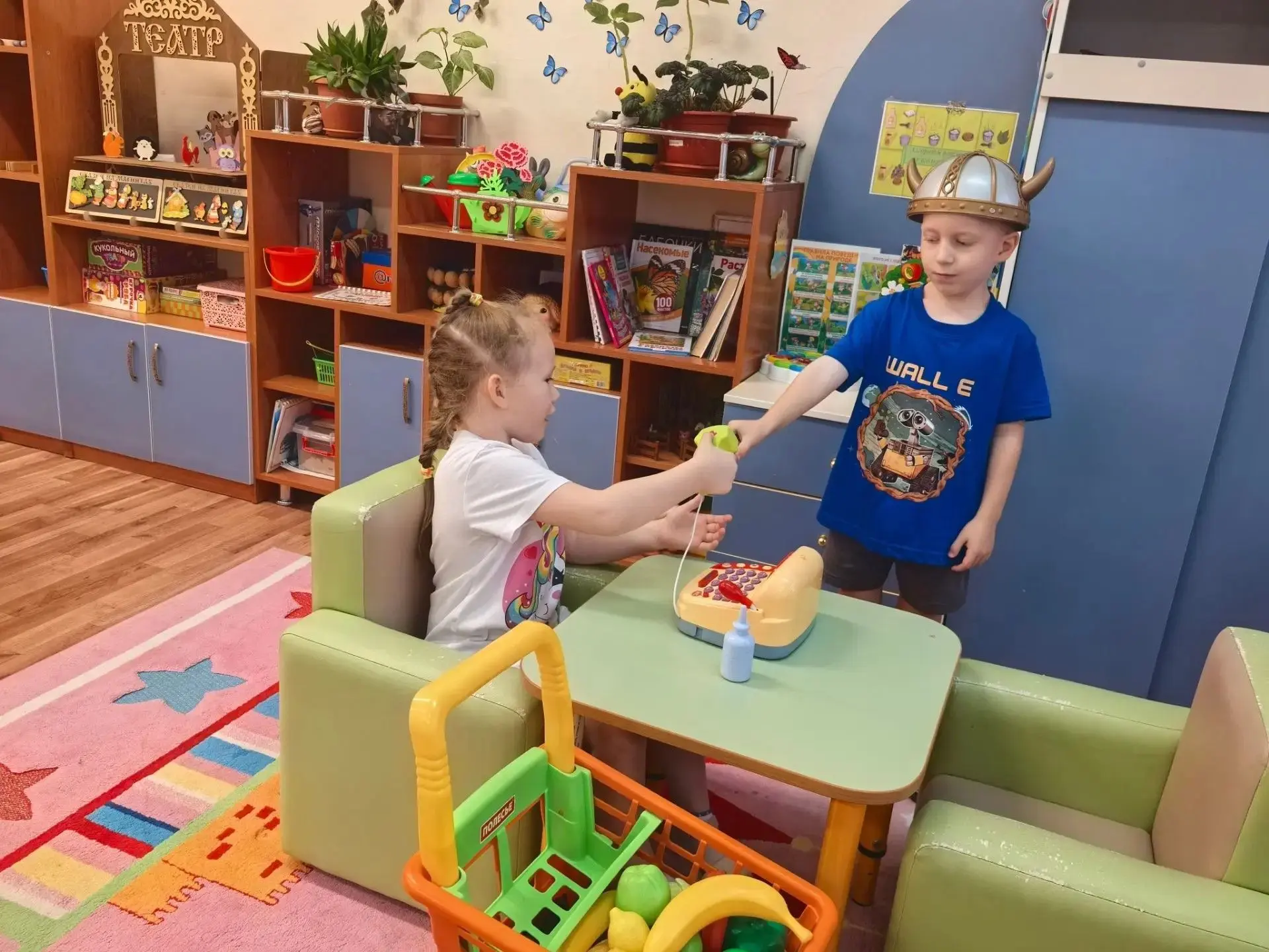 В дождливую погоду ребята из группы «Улыбка» не скучают, а активно играют в сюжетно-рол...