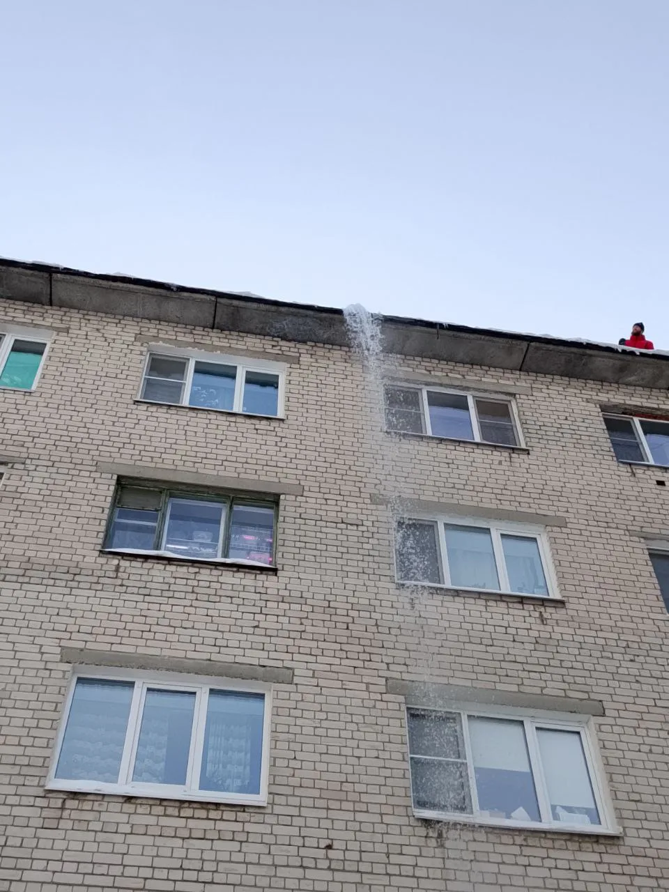 Альпинисты Домоуправляющей компании Приокского района ежедневно проводят работы по очистке крыш от с