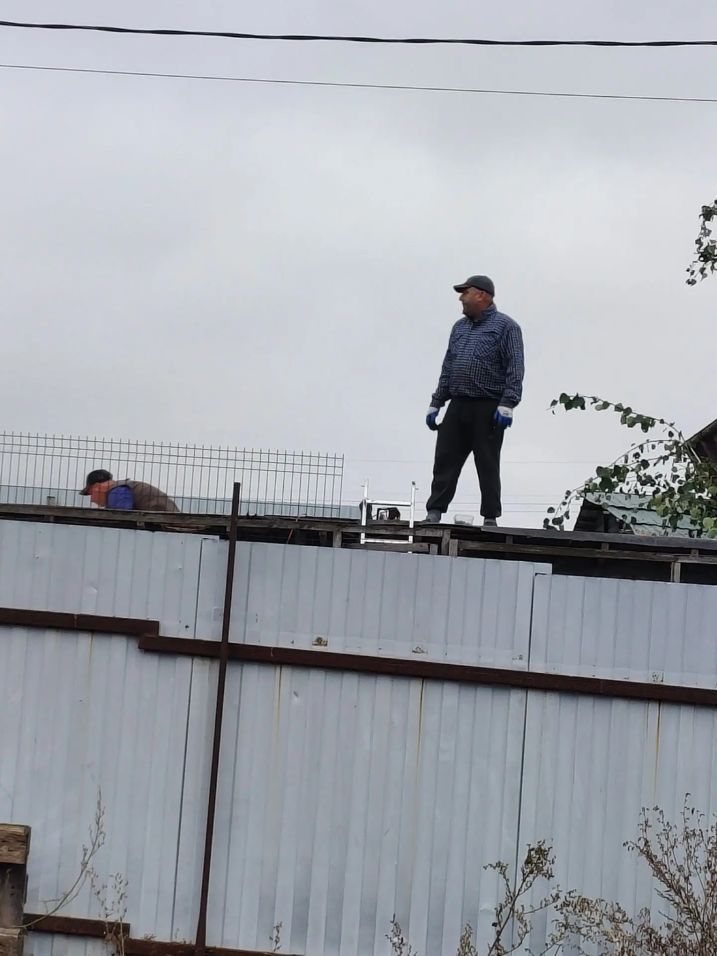 Продолжаем менять кровлю, успели две секции поменять и пошел дождь... ☔