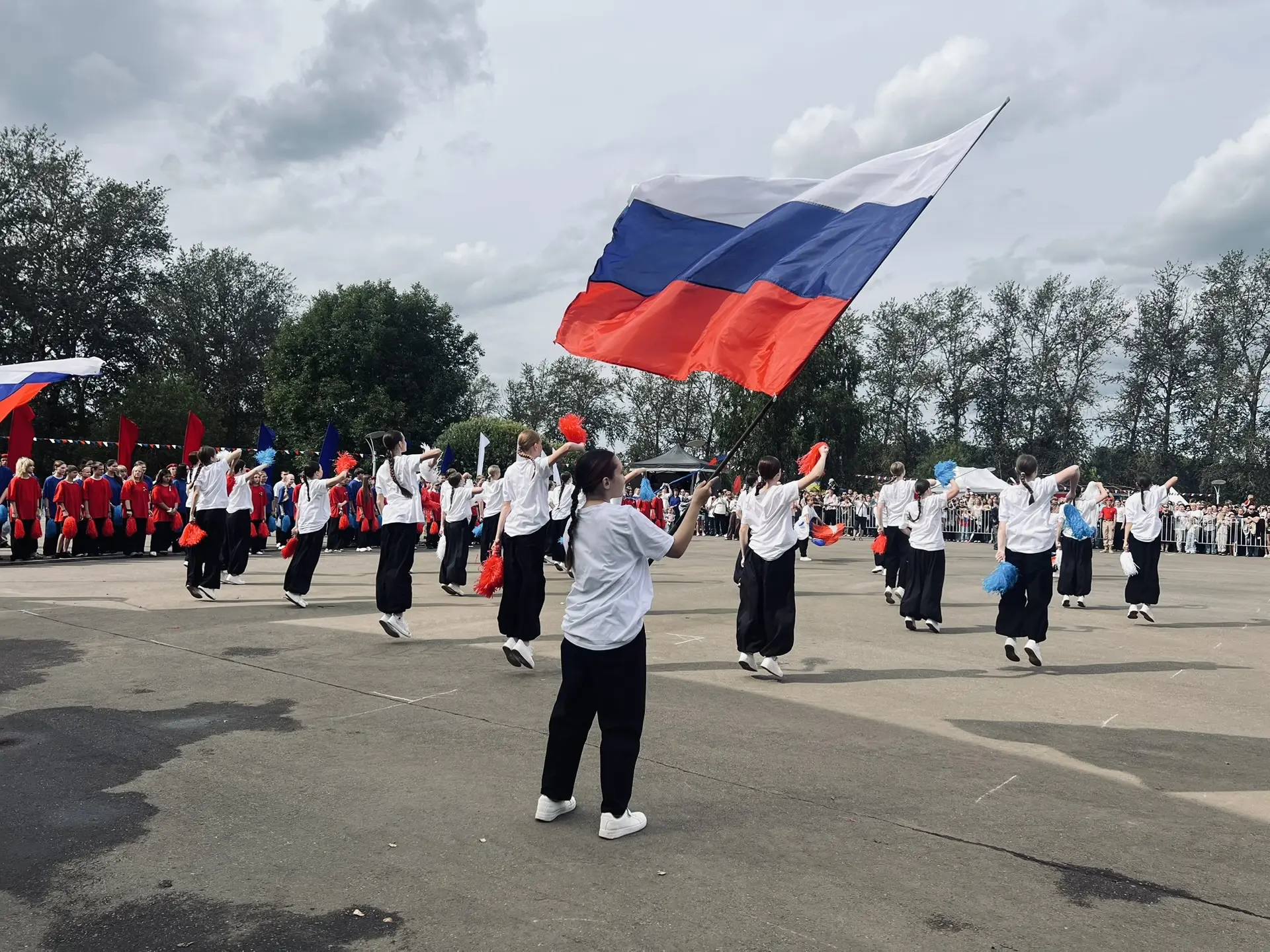 Тихвин встречает День флага России профессиональным будущим! 🇷🇺