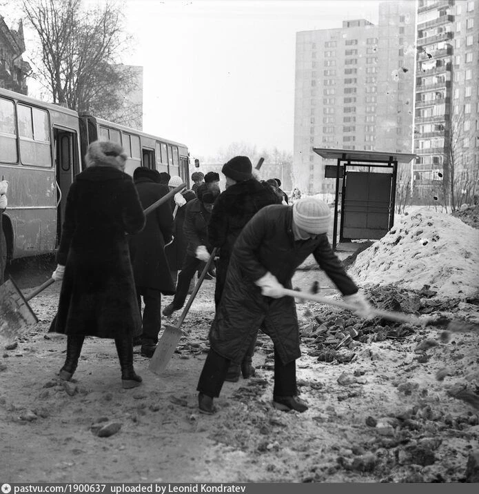 🧐 В 1984 году было как-то так. И никаких мигрантов...