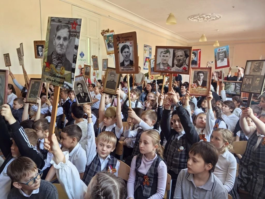 Торжественное мероприятие "Этот День Побыды", подготовленное учащимися 2 А класса. За Победу была за