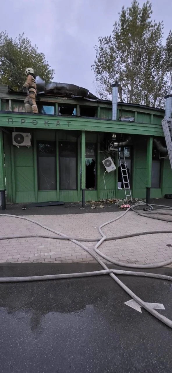 В барнаульском парке Изумрудный сегодня утром произошел пожар в здании Визит-центра, гд...