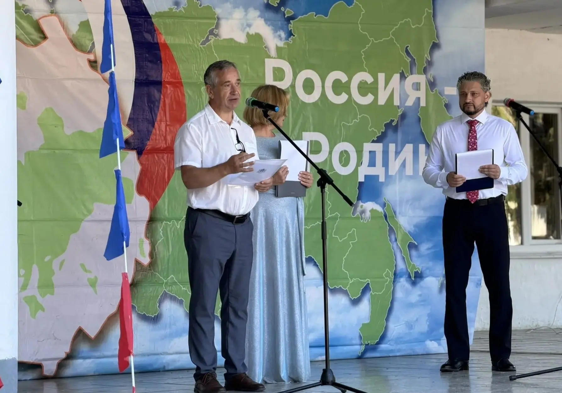 В Старомайнском районе прошло торжественное мероприятие ко Дню России

12 июня на площади Ленина в р