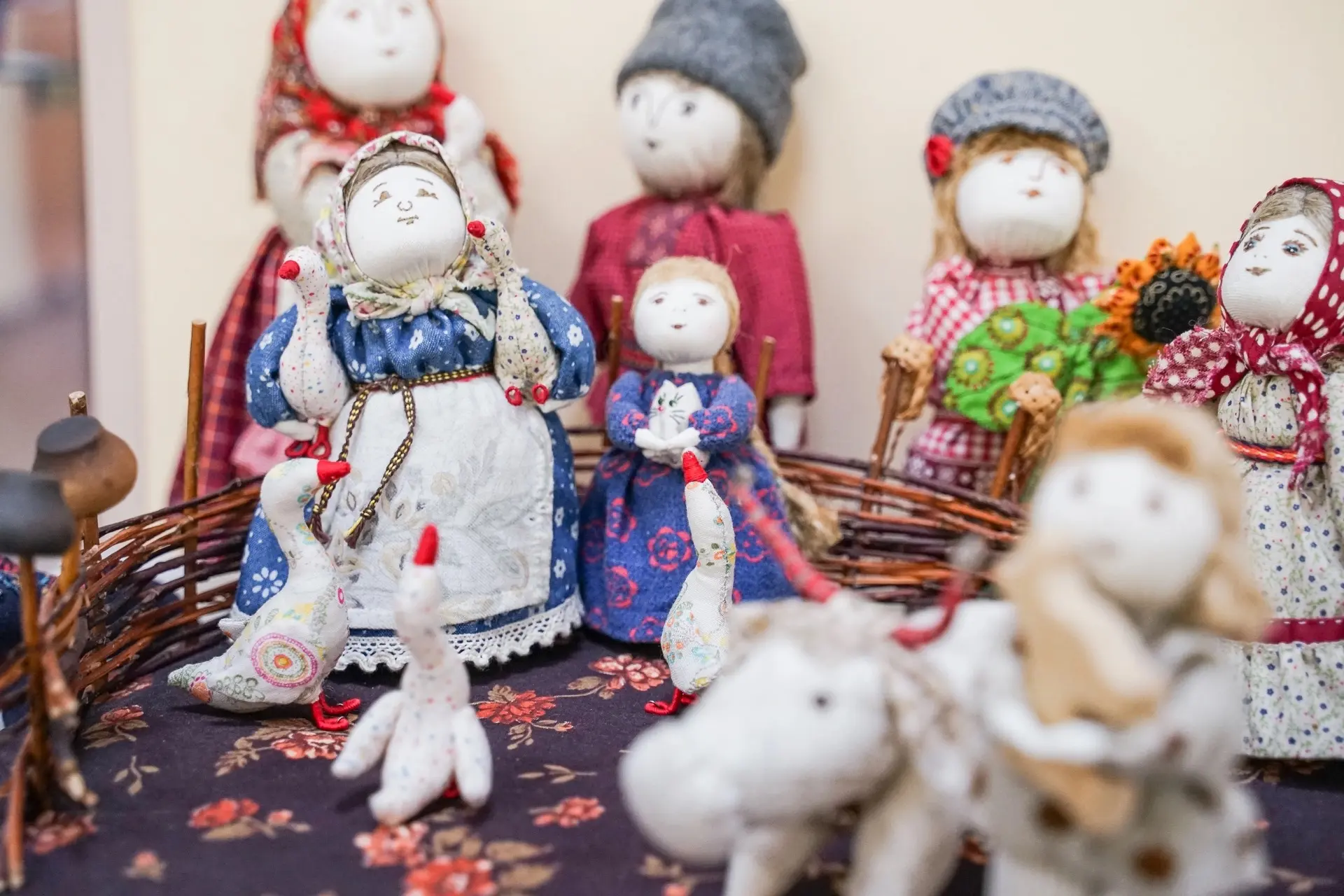 Выставка «Приходите в гости к нам» (6+) завершила работу в #НароднойГалерееОДНТ43. 
 
Более 300 непо
