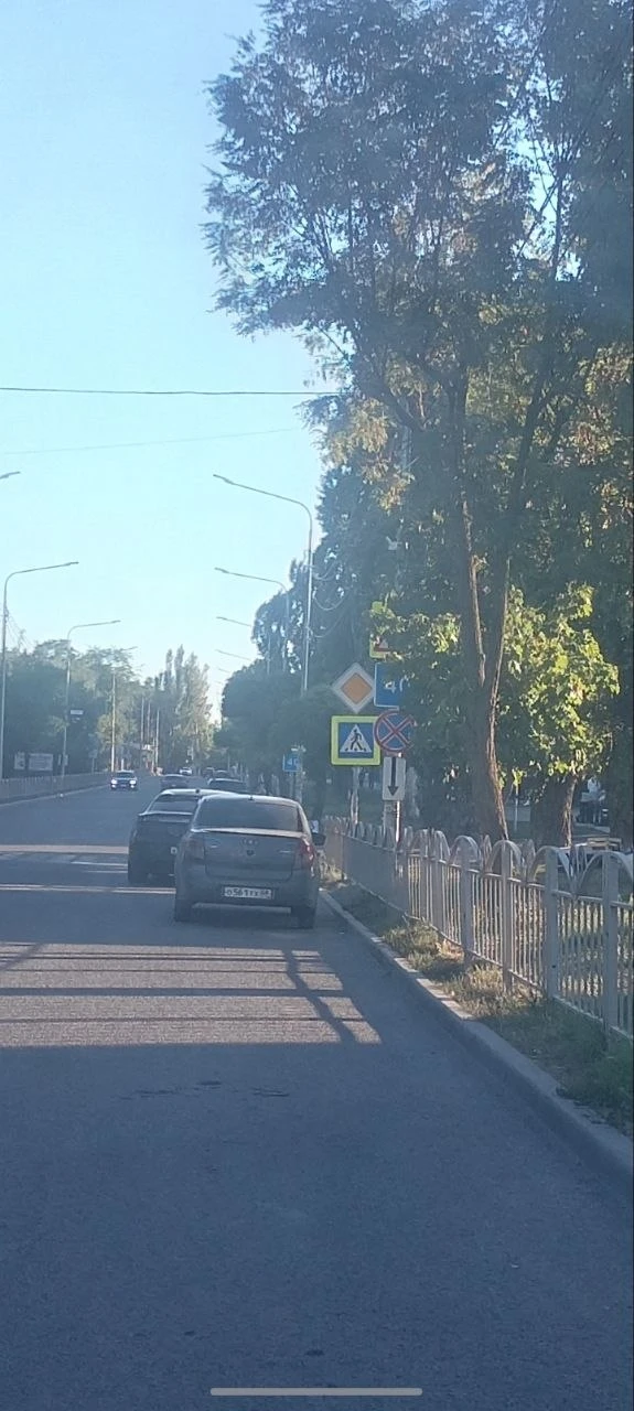 Кто в ПДД разбирается уважаемые водители скажите пожалуйста нарушили ПДД эти две машины...