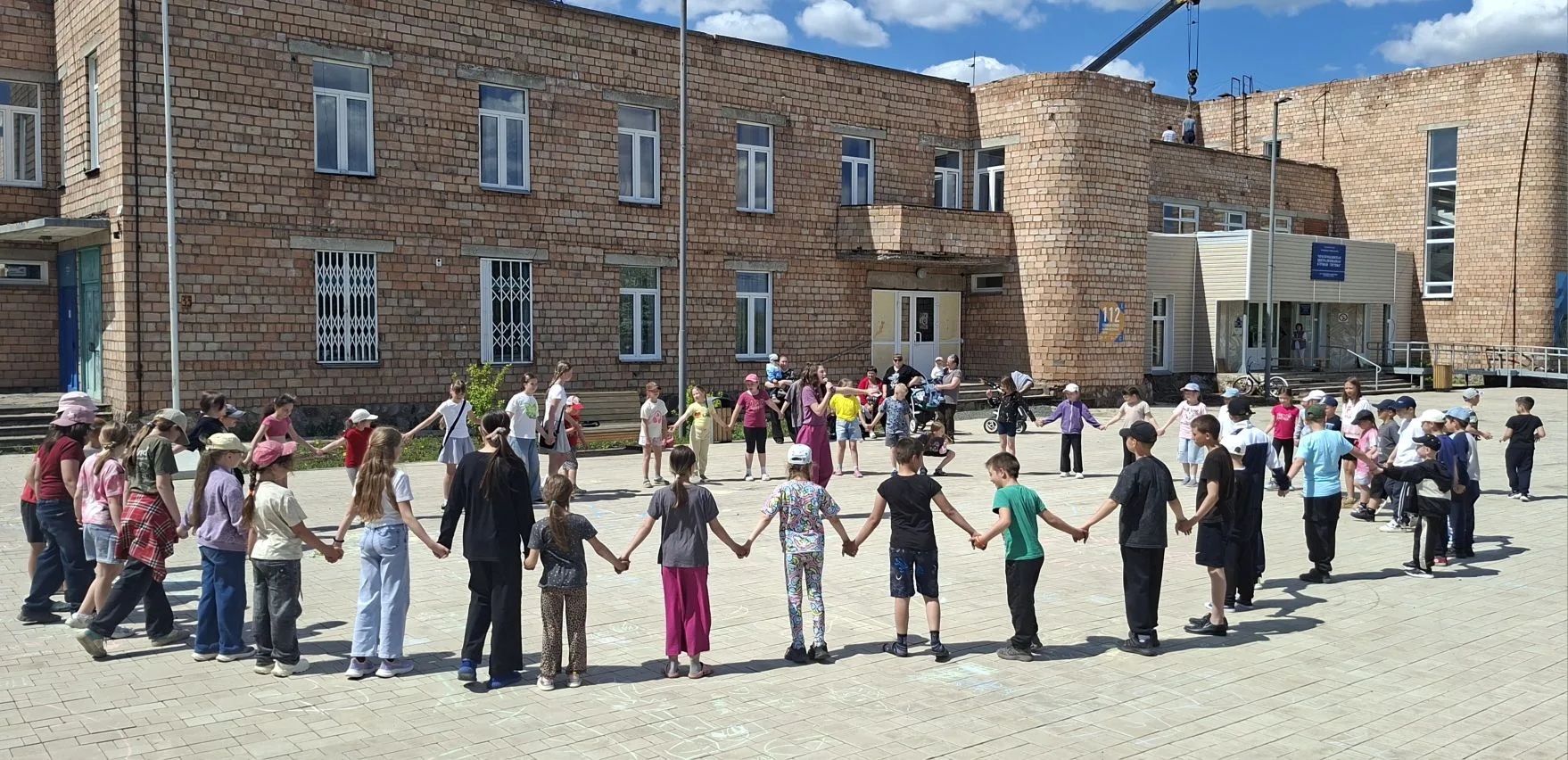 Яркое начало лета: как в пришкольном лагере прошёл День защиты детей