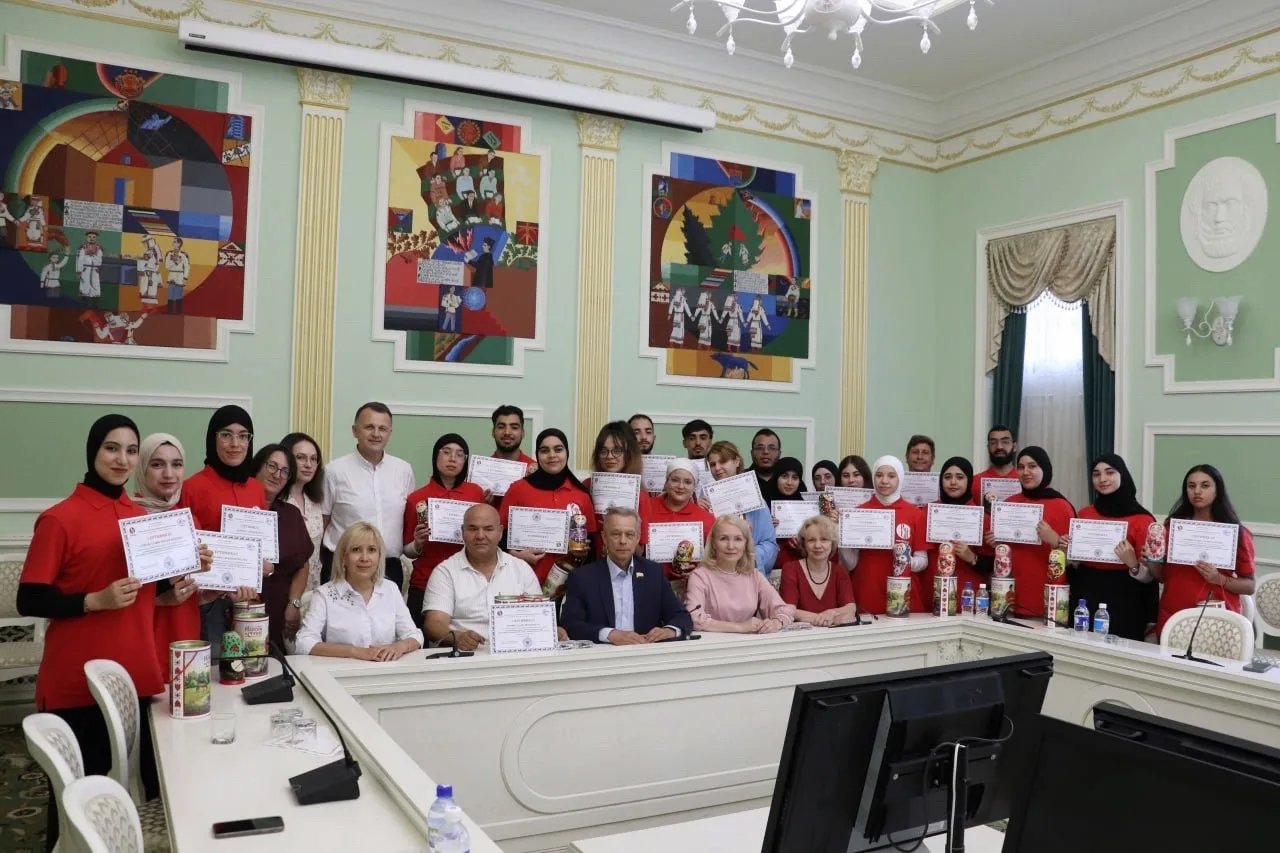 Пока, пора! 🫶

Двухнедельная Летняя языковая школа подошла к концу, наши гости из Алжира отправляют