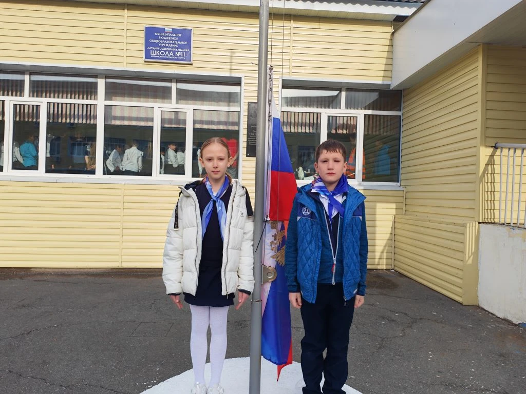 🇷🇺4 мая в нашей школе прошла общешкольная торжественная линейка, с церемонией поднятия флага России 