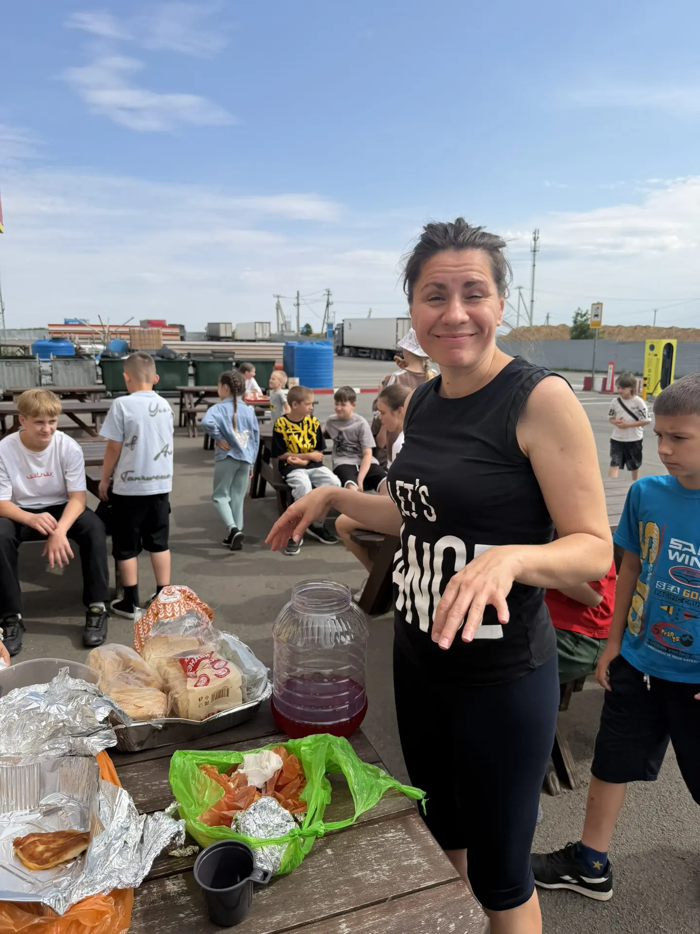 Завтрак на природе, спасибо Реус Марии Михайловне за пирожки, 
Нашим друзьям Лаптеву Владимиру Никол