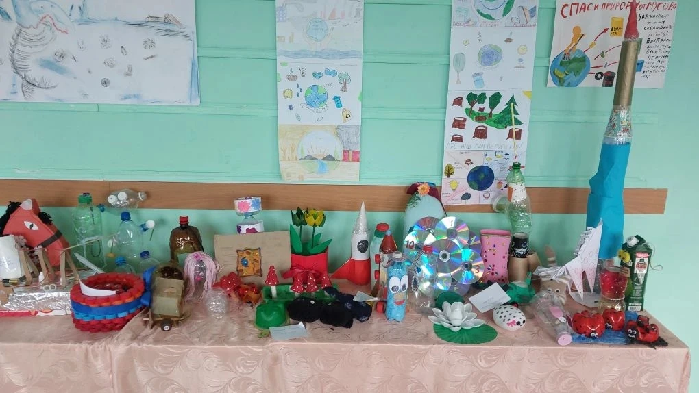♻🎨 Наши юные таланты из начальных классов вместе с их замечательными родителями проявили настоящую и