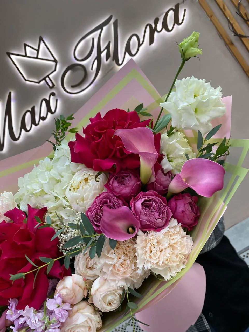 Бесплатная доставка цветов https://maxflorabuket.ru/collection/bukety
