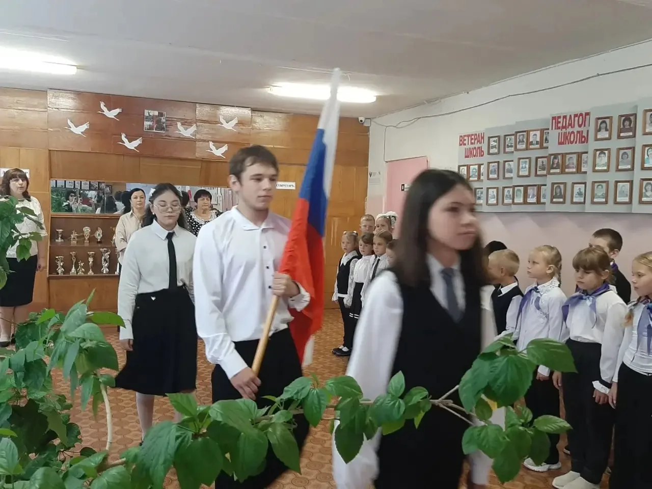🇷🇺 Новая учебная неделя началась с торжественной линейки, наполнившей школу атмосферо...