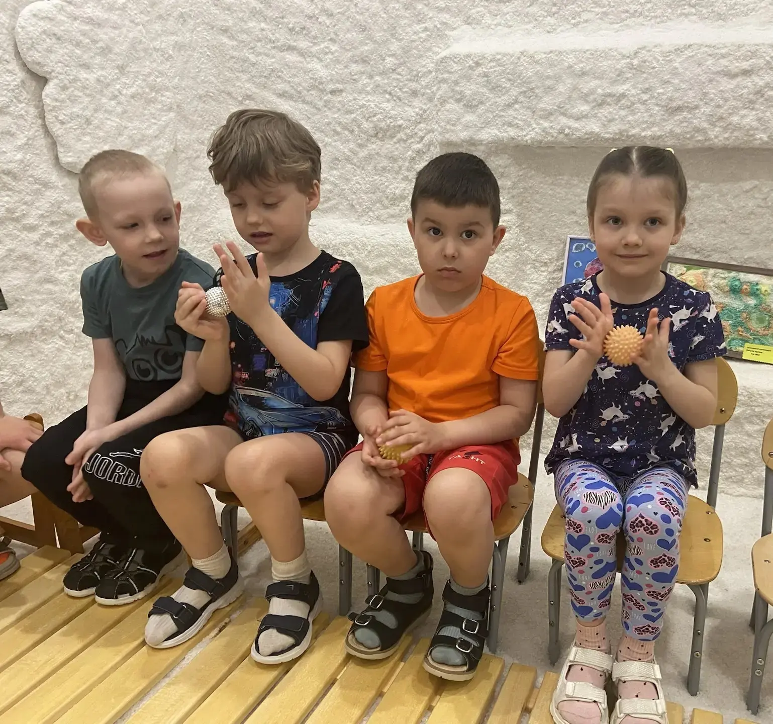 Под руководством педагога Новиковой О.В. ребята из старшей группы № 7 с пользой проводя...