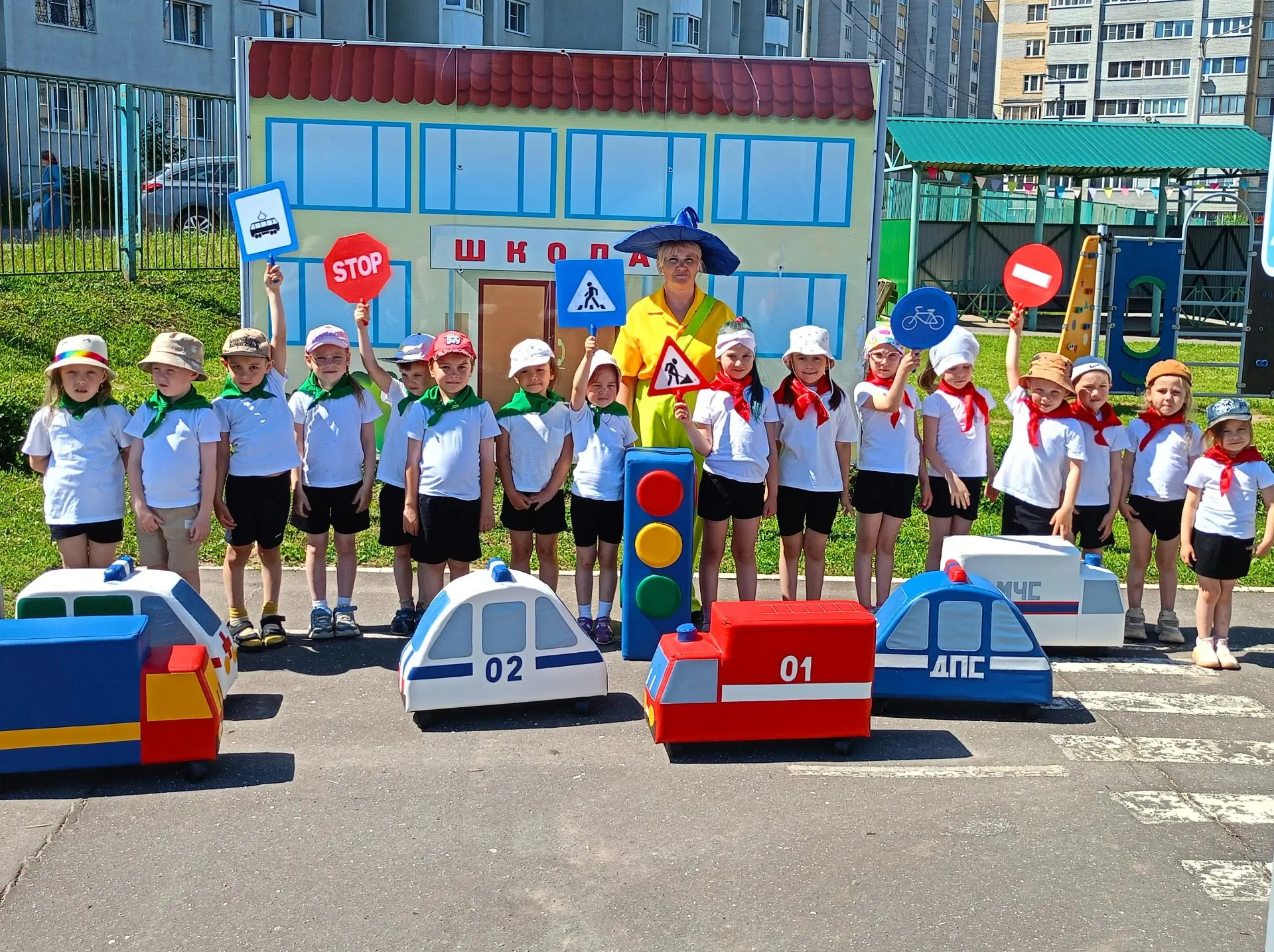 В рамках летнего муниципального проекта «Светофорик» в детском саду № 206 состоялось тематическое ме