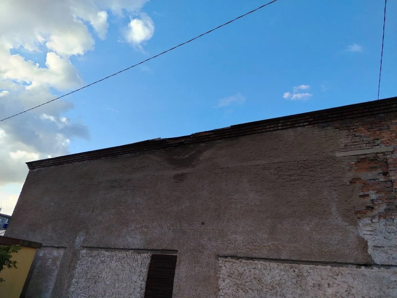 🏚️ Жители просят обратить внимание на состояние котельной на Суворова, 70