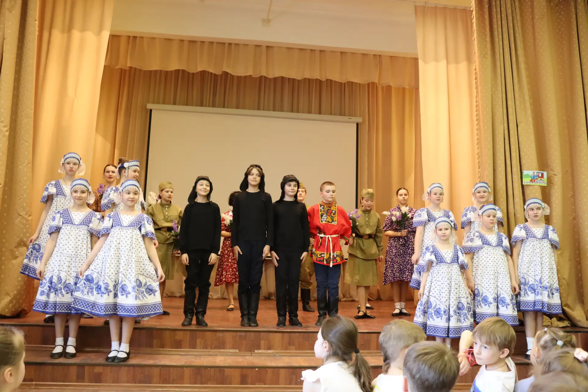 Весенний экспресс прибыл на станцию «Школа мечты» 🚂✨  🌷 Утро понедельника в нашей школе началось сов