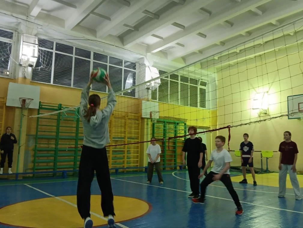 🏀 5 декабря в нашей школе состоялся турнир по пионерболу среди обучающихся 8-х классов, посвящённый 