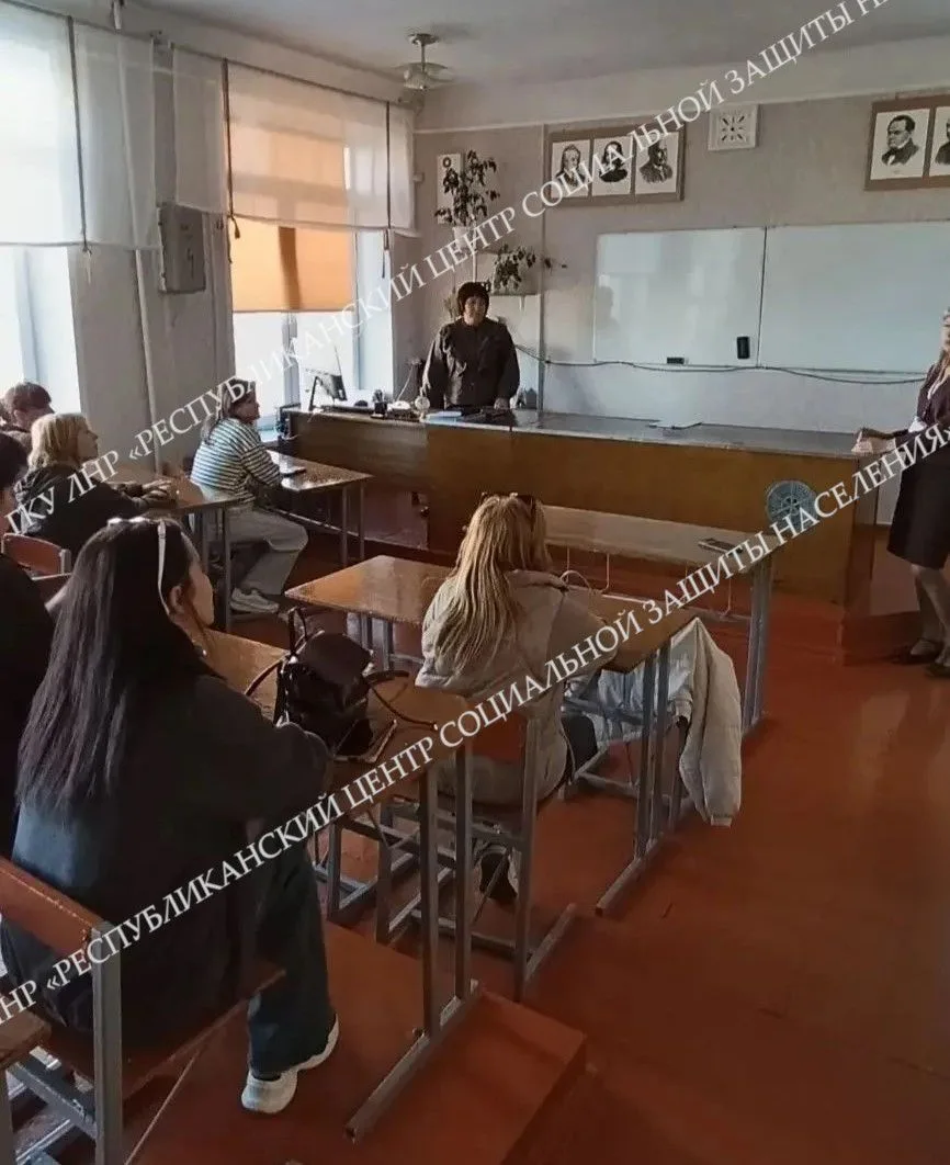 Специалистами филиала № 15 ГКУ ЛНР «РЦСЗН» в Свердловском м/о проводится прием заявлени...