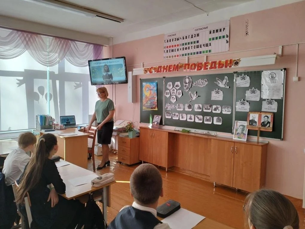 🎶 ПЕСНИ, КОТОРЫЕ НЕ ЗАМОЛКАЮТ Сегодня в нашей школе прошли «Разговоры о важном», посвящённые теме «П