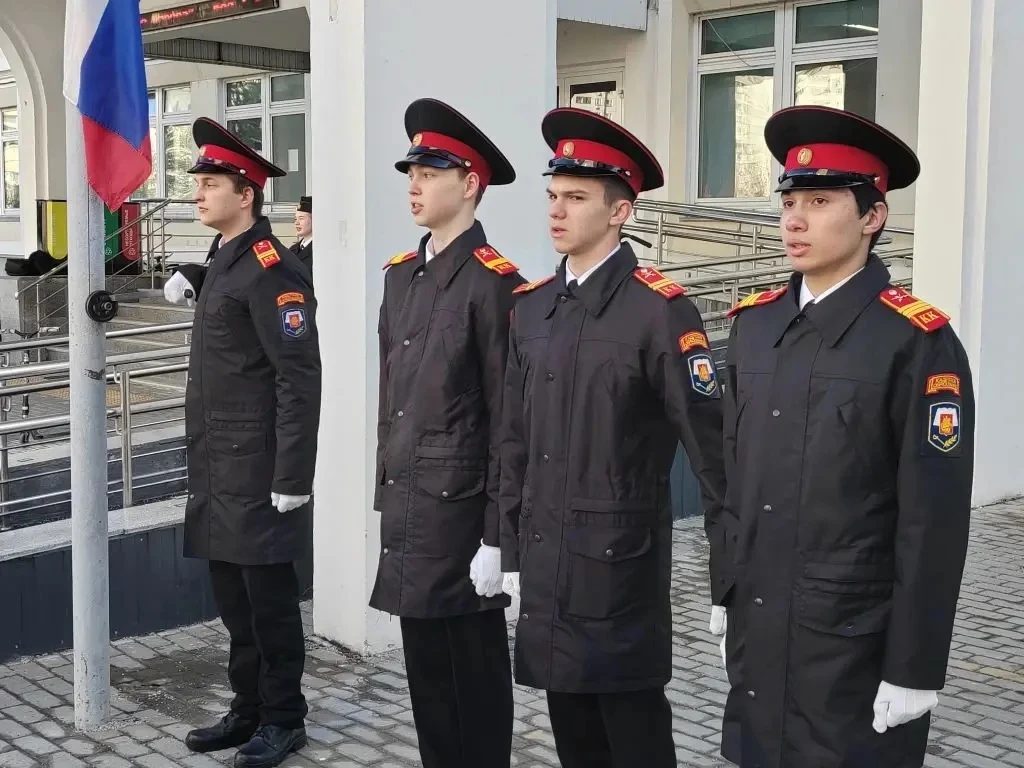 🇷🇺 Равнение на флаг!  Начинаем новую рабочую неделю с торжественной церемонии выноса Государственног