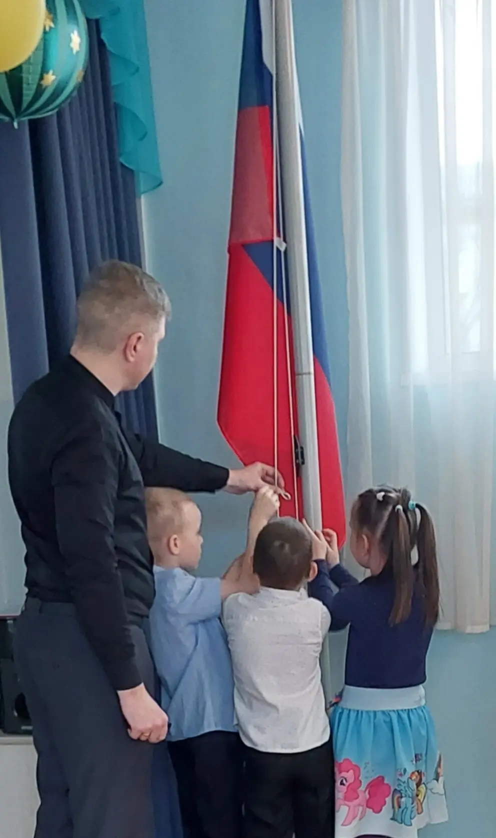 Когда дети в детском саду торжественно поднимают Флаг и слушают Гимн, это не просто рит...