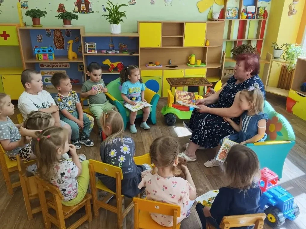 Сказки мы читаем, лепим и играем! За год подросли! Вот такие наши малыши!!!