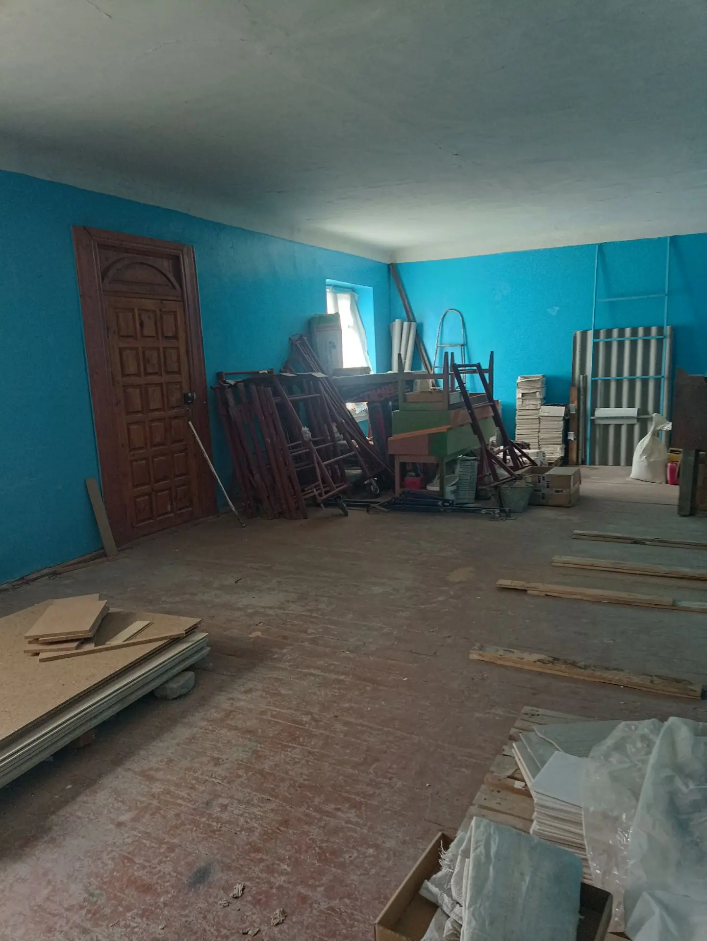 Продам/сдам помещение в Лутугино под магазин, склад, офис, первый этаж, площадь 100 м2,...